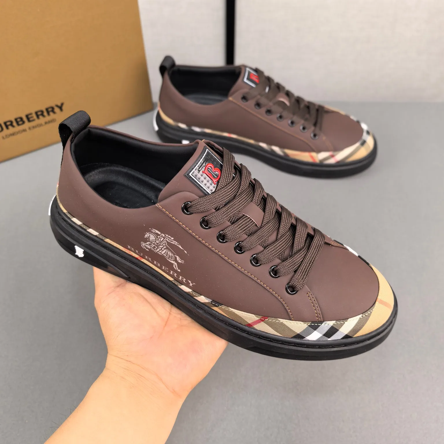 Burberry [Burberry] men's shoes 💰400💰. Fashionable sports and casual shoes, the upper is made of first-layer cowhide with plaid material, first-layer pigskin lining, and rubber outsole. Men's size 38-44.